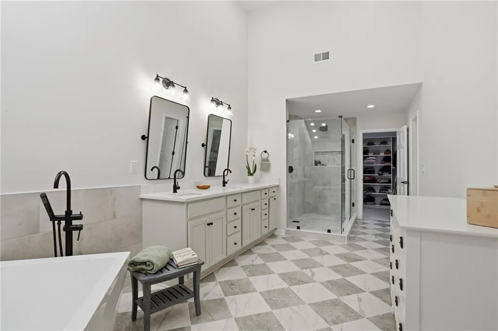 423 Jefferson Circle Unit 423, Atlanta, Georgia 30328, 3 Bedrooms Bedrooms, ,2 BathroomsBathrooms,Residential,For Sale,423 Jefferson Circle Unit 423,7736515
