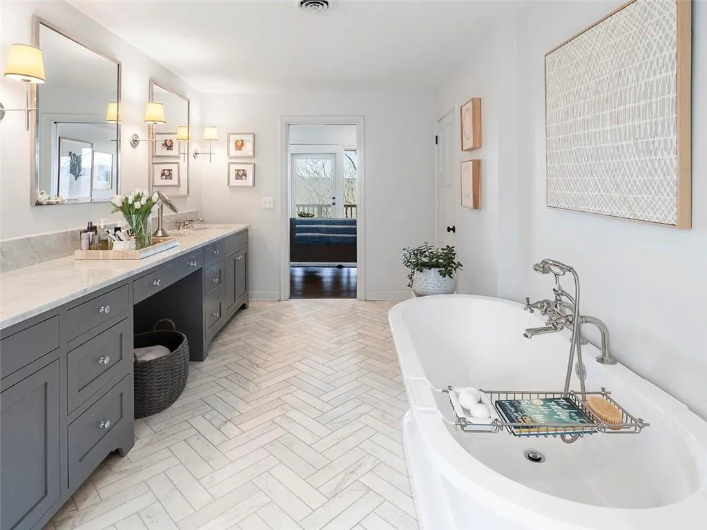 245 River North Drive, Sandy Springs, Georgia 30328, 5 Bedrooms Bedrooms, ,3 BathroomsBathrooms,Residential,Sold,245 River North Drive,6996539