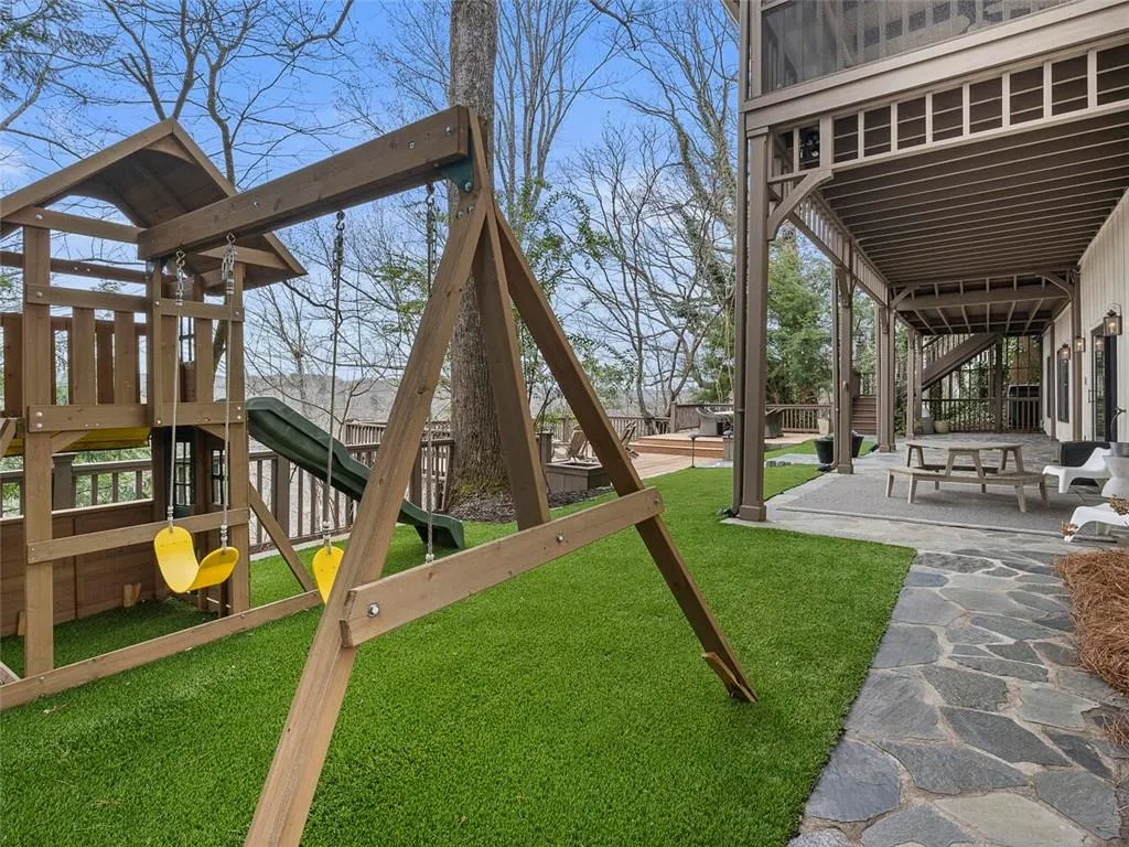 245 River North Drive, Sandy Springs, Georgia 30328, 5 Bedrooms Bedrooms, ,3 BathroomsBathrooms,Residential,Sold,245 River North Drive,6996539