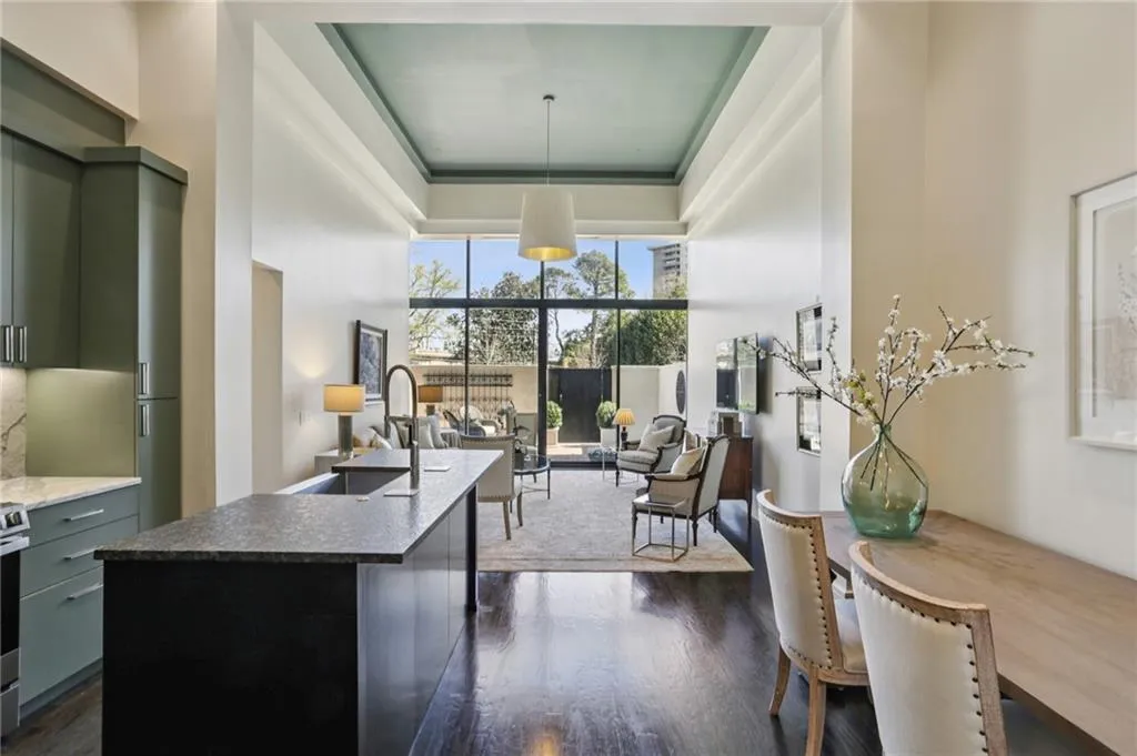 2660 Peachtree Road Nw Unit 4g, Atlanta, Georgia 30305, 2 Bedrooms Bedrooms, 0 ,2 BathroomsBathrooms,Residential,For Sale,2660 Peachtree Road Nw Unit 4g,7734382