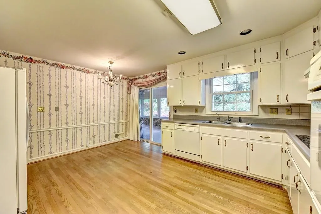 4740 Cherrywood Lane, Atlanta, Georgia 30342, 4 Bedrooms Bedrooms, ,3 BathroomsBathrooms,Residential,Sold,4740 Cherrywood Lane,6534182