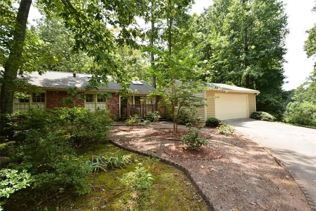 370 Thornwood Drive, Sandy Springs, Georgia 30328, 4 Bedrooms Bedrooms, ,3 BathroomsBathrooms,Residential,Sold,370 Thornwood Drive,5570109