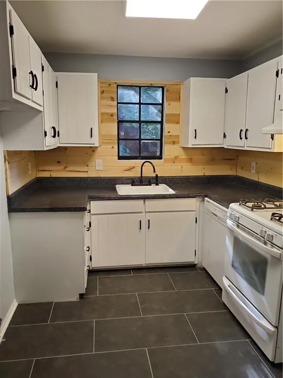5645 Kingsport Drive Unit 8, Sandy Springs, Georgia 30342, 2 Bedrooms Bedrooms, ,1 BathroomBathrooms,Residential,Sold,5645 Kingsport Drive Unit 8,6605054