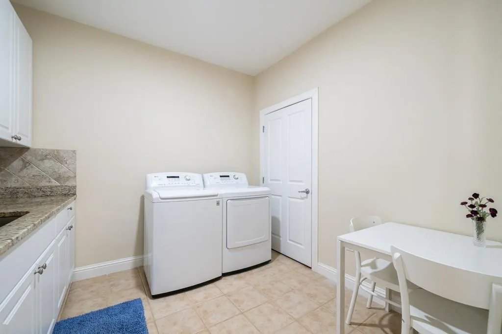 1219 Glenridge Place, Sandy Springs, Georgia 30342, 3 Bedrooms Bedrooms, ,3 BathroomsBathrooms,Residential,Sold,1219 Glenridge Place,6824962