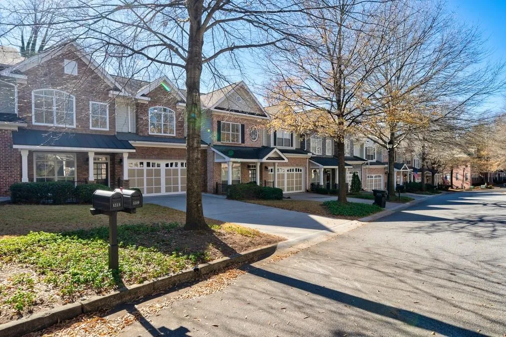 1219 Glenridge Place, Sandy Springs, Georgia 30342, 3 Bedrooms Bedrooms, ,3 BathroomsBathrooms,Residential,Sold,1219 Glenridge Place,6824962