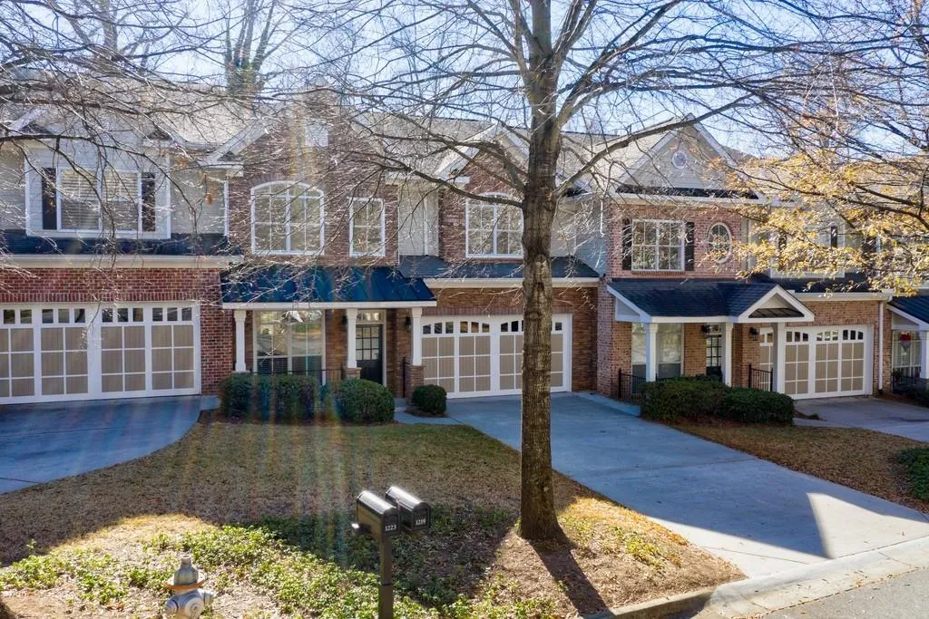 1219 Glenridge Place, Sandy Springs, Georgia 30342, 3 Bedrooms Bedrooms, ,3 BathroomsBathrooms,Residential,Sold,1219 Glenridge Place,6824962
