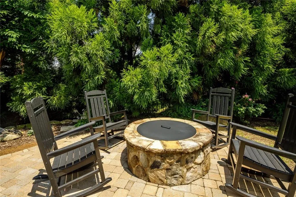 7795 Stables Drive, Sandy Springs, Georgia 30350, 6 Bedrooms Bedrooms, ,6 BathroomsBathrooms,Residential,Sold,7795 Stables Drive,6924339