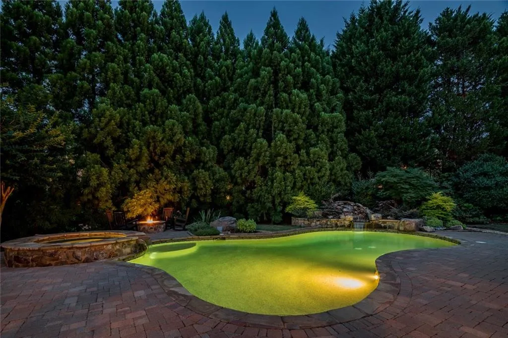 7795 Stables Drive, Sandy Springs, Georgia 30350, 6 Bedrooms Bedrooms, ,6 BathroomsBathrooms,Residential,Sold,7795 Stables Drive,6924339