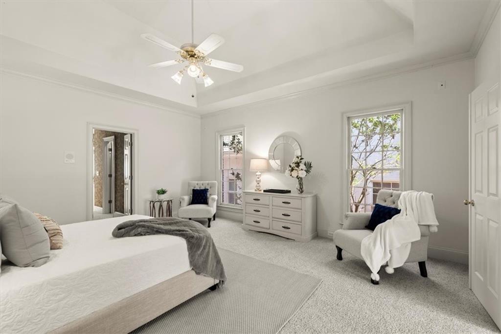 Visit www.220grosvenor.com for photos, videos, disclosures and more information. Visit www.220grosvenor.com for photos, videos, disclosures and more information.