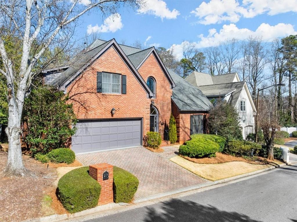 Visit www.220grosvenor.com for photos, videos, disclosures and more information. Visit www.220grosvenor.com for photos, videos, disclosures and more information.