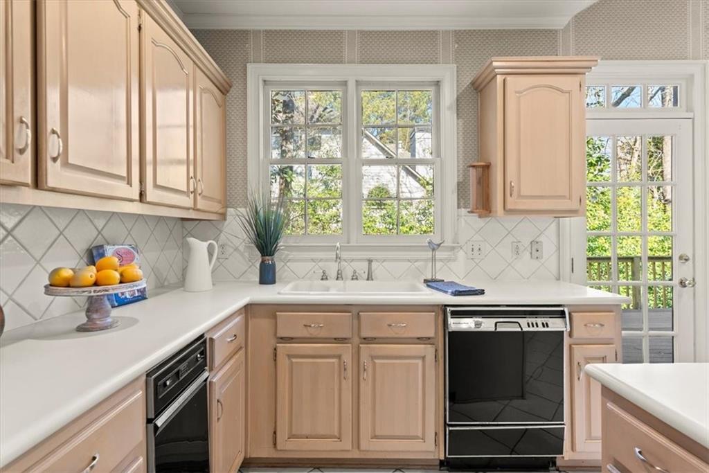 Visit www.220grosvenor.com for photos, videos, disclosures and more. Visit www.220grosvenor.com for photos, videos, disclosures and more.