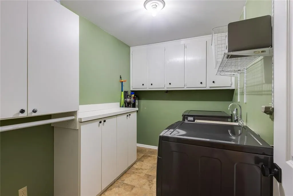 6960 Hunters Branch Close, Sandy Springs, Georgia 30328, 5 Bedrooms Bedrooms, ,3 BathroomsBathrooms,Residential,Sold,6960 Hunters Branch Close,6947574