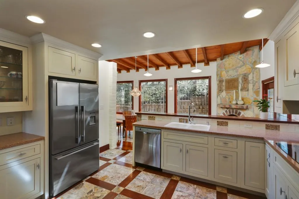 330 Balboa Court Ne, Sandy Springs, Georgia 30342, 4 Bedrooms Bedrooms, ,3 BathroomsBathrooms,Residential,Sold,330 Balboa Court Ne,6519850