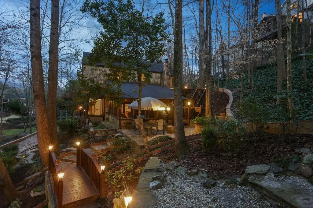 330 Balboa Court Ne, Sandy Springs, Georgia 30342, 4 Bedrooms Bedrooms, ,3 BathroomsBathrooms,Residential,Sold,330 Balboa Court Ne,6519850