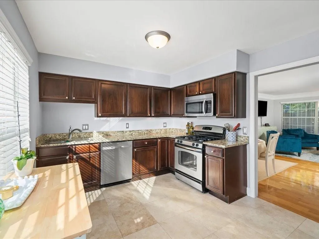 6980 Roswell Road Unit M1, Atlanta, Georgia 30328, 3 Bedrooms Bedrooms, ,2 BathroomsBathrooms,Residential,For Sale,6980 Roswell Road Unit M1,7669827