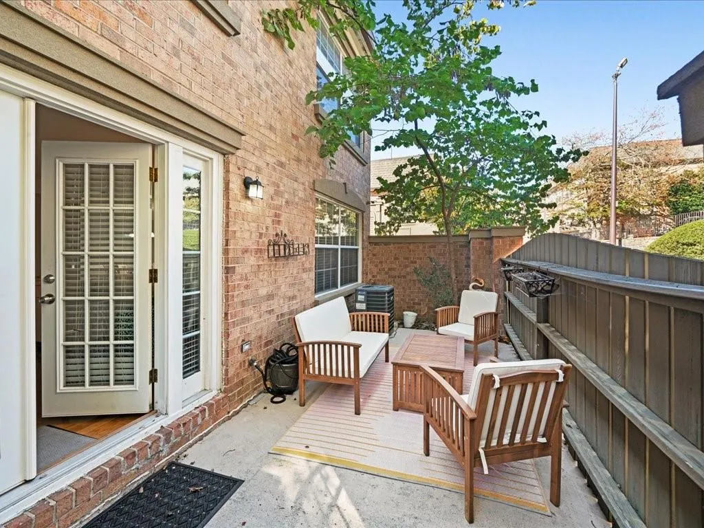 6980 Roswell Road Unit M1, Atlanta, Georgia 30328, 3 Bedrooms Bedrooms, ,2 BathroomsBathrooms,Residential,For Sale,6980 Roswell Road Unit M1,7669827