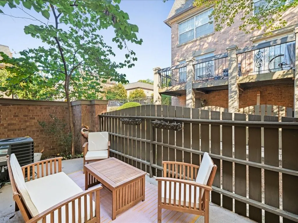 6980 Roswell Road Unit M1, Atlanta, Georgia 30328, 3 Bedrooms Bedrooms, ,2 BathroomsBathrooms,Residential,For Sale,6980 Roswell Road Unit M1,7669827