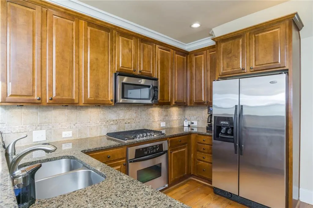761 Berrydale Drive, Atlanta, Georgia 30328, 2 Bedrooms Bedrooms, ,2 BathroomsBathrooms,Residential,Sold,761 Berrydale Drive,6583652