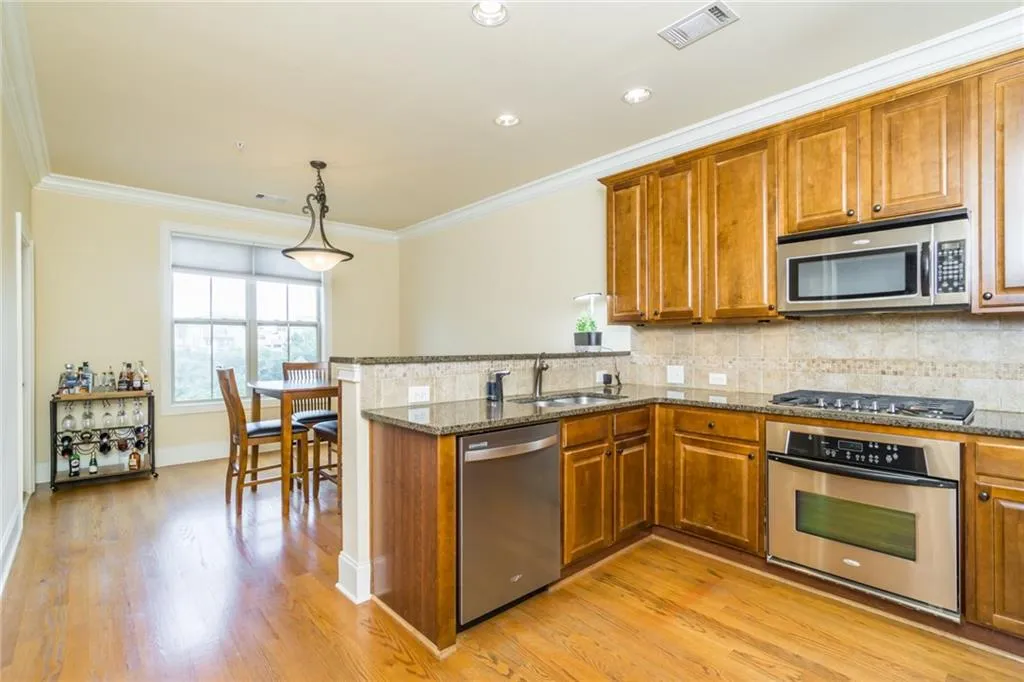 761 Berrydale Drive, Atlanta, Georgia 30328, 2 Bedrooms Bedrooms, ,2 BathroomsBathrooms,Residential,Sold,761 Berrydale Drive,6583652
