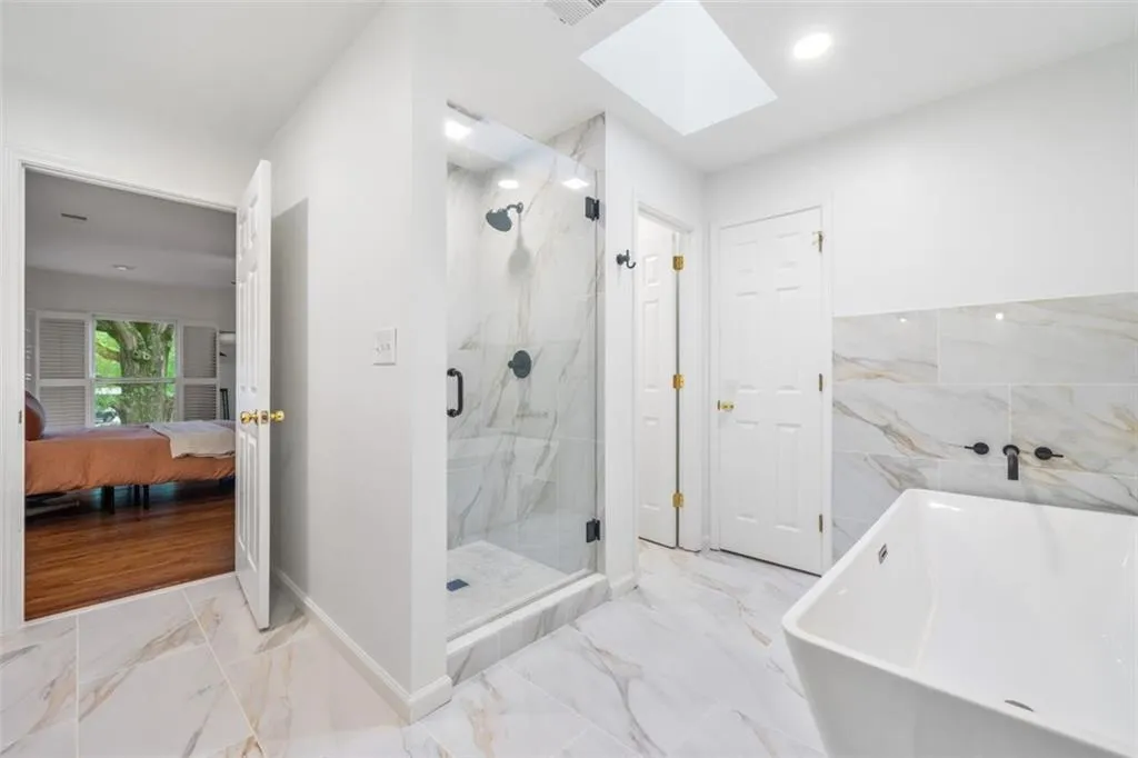 Primary bedroom bathroom