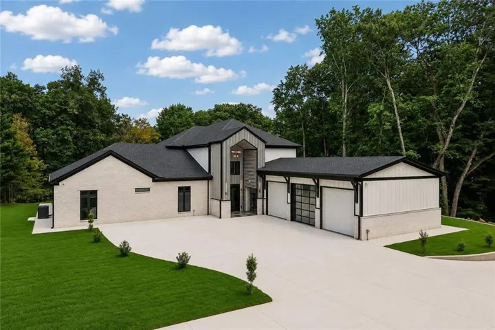 1940 E Bay Street, Hoschton, Georgia 30548