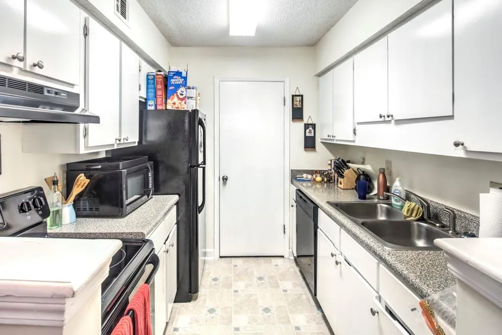 2015 Wingate Way, Sandy Springs, Georgia 30350, 2 Bedrooms Bedrooms, ,2 BathroomsBathrooms,Residential,Sold,2015 Wingate Way,5908009