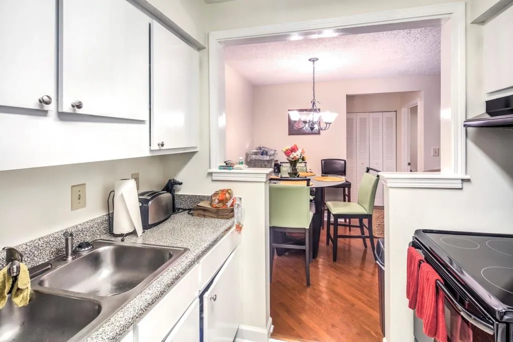 2015 Wingate Way, Sandy Springs, Georgia 30350, 2 Bedrooms Bedrooms, ,2 BathroomsBathrooms,Residential,Sold,2015 Wingate Way,5908009