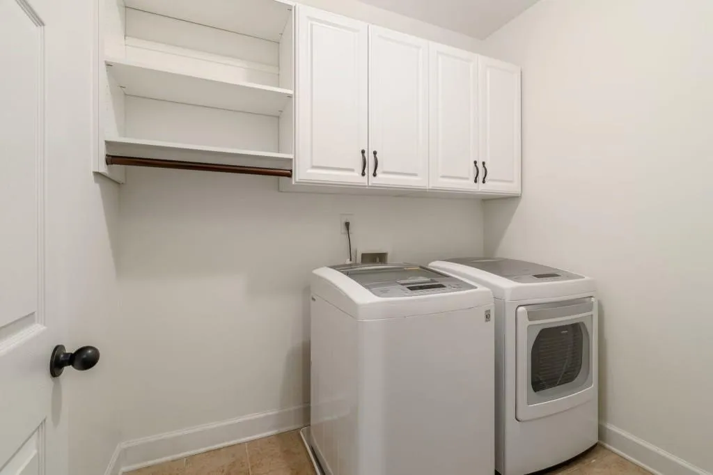 Great Room To Do The Clothes In! Washer & Dryer Conveys!