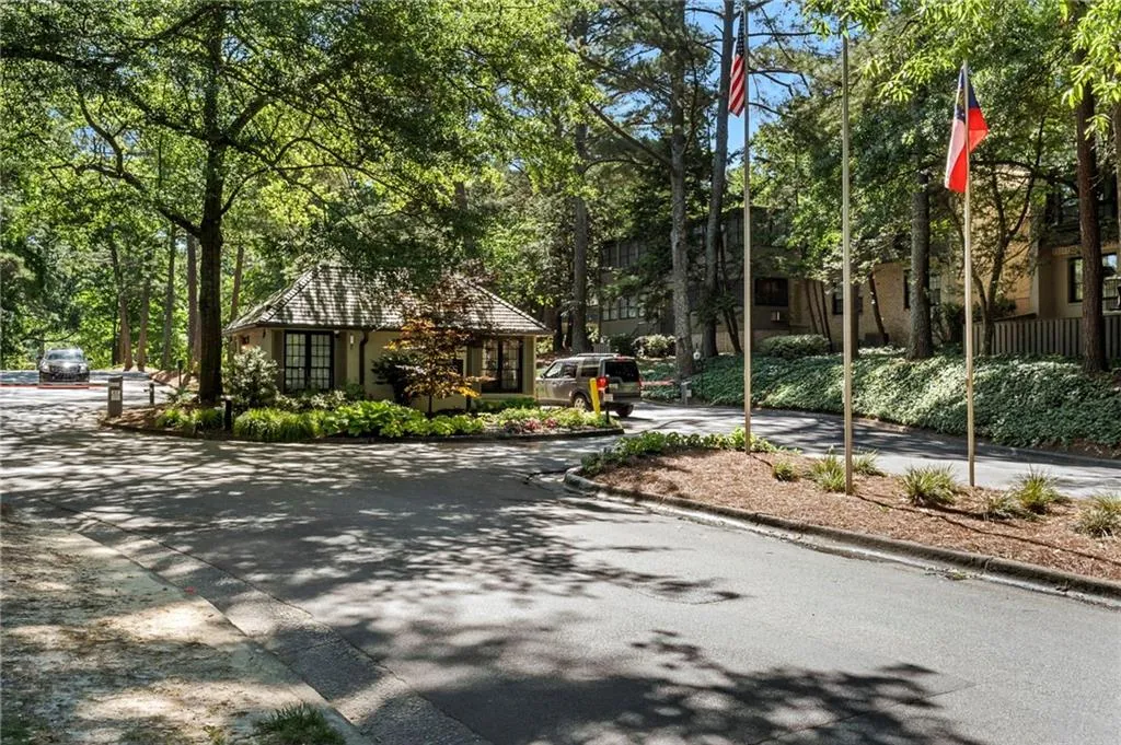 19 Arpege Way Nw, Atlanta, Georgia 30327, 2 Bedrooms Bedrooms, ,2 BathroomsBathrooms,Residential,For Sale,19 Arpege Way Nw,7610374