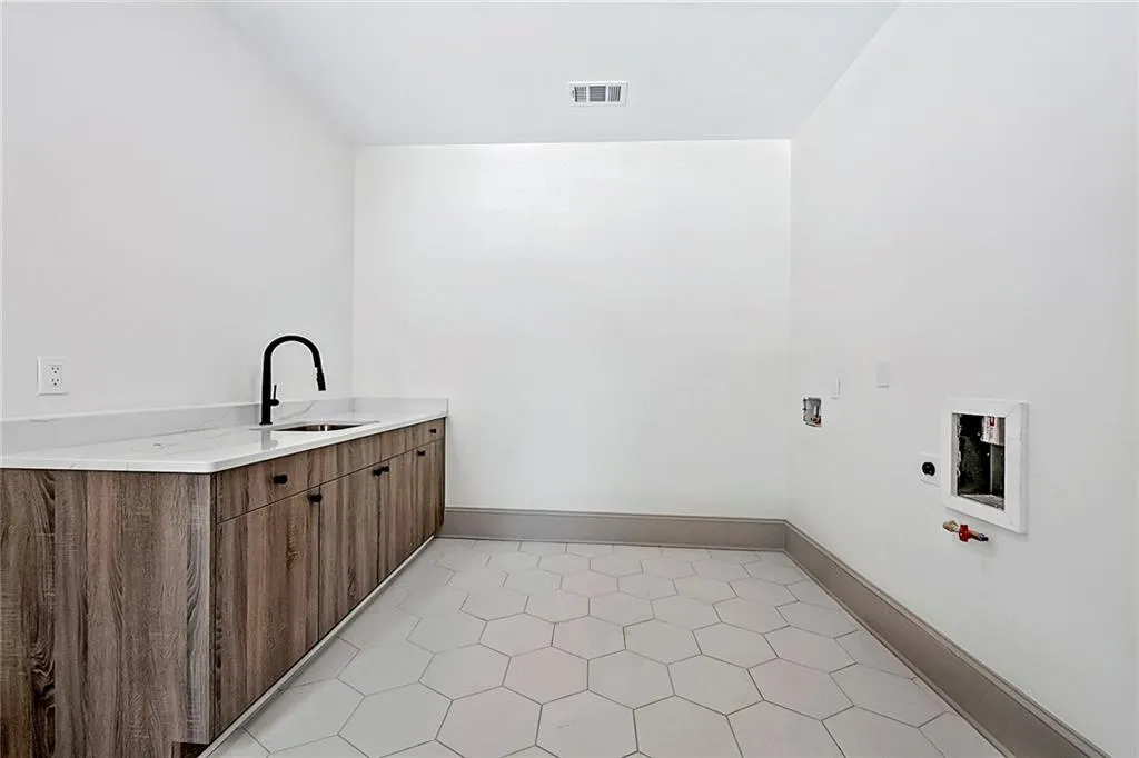 3230 W Andrews Drive Nw, Atlanta, Georgia 30305, 6 Bedrooms Bedrooms, ,5 BathroomsBathrooms,Residential,For Sale,3230 W Andrews Drive Nw,7631112