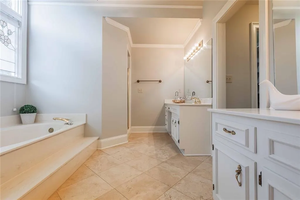 225 Embassy Court, Atlanta, Georgia 30328, 3 Bedrooms Bedrooms, ,2 BathroomsBathrooms,Residential,Sold,225 Embassy Court,7391110