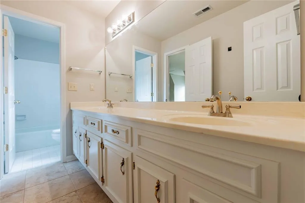 225 Embassy Court, Atlanta, Georgia 30328, 3 Bedrooms Bedrooms, ,2 BathroomsBathrooms,Residential,Sold,225 Embassy Court,7391110