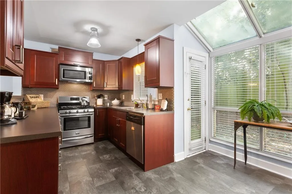 7500 Roswell Road Unit 83, Sandy Springs, Georgia 30350, 2 Bedrooms Bedrooms, ,2 BathroomsBathrooms,Residential,Sold,7500 Roswell Road Unit 83,6710317