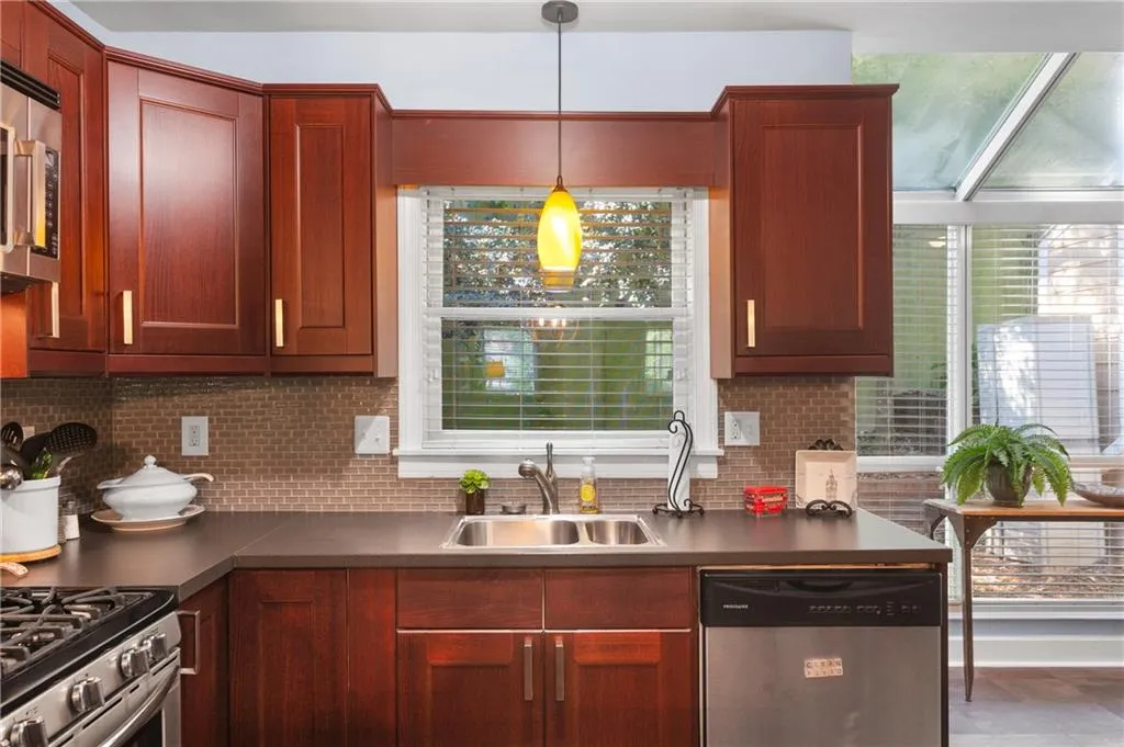 7500 Roswell Road Unit 83, Sandy Springs, Georgia 30350, 2 Bedrooms Bedrooms, ,2 BathroomsBathrooms,Residential,Sold,7500 Roswell Road Unit 83,6710317