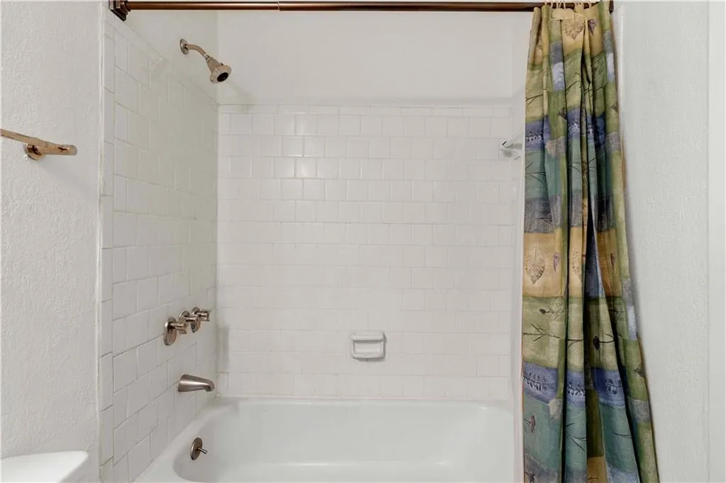 6900 Roswell Road Unit B3, Sandy Springs, Georgia 30328, 2 Bedrooms Bedrooms, ,2 BathroomsBathrooms,Residential,Sold,6900 Roswell Road Unit B3,6894441