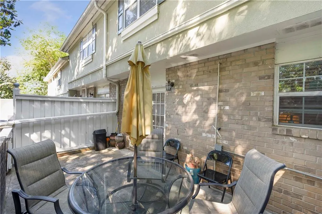 6900 Roswell Road Unit B3, Sandy Springs, Georgia 30328, 2 Bedrooms Bedrooms, ,2 BathroomsBathrooms,Residential,Sold,6900 Roswell Road Unit B3,6894441