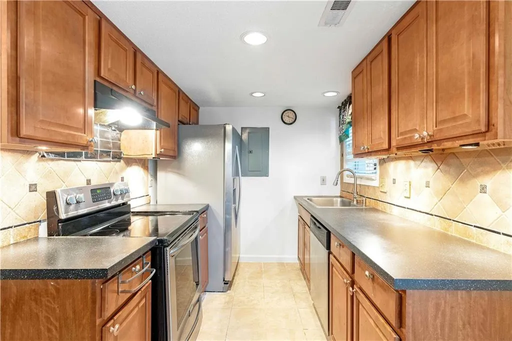 6900 Roswell Road Unit B3, Sandy Springs, Georgia 30328, 2 Bedrooms Bedrooms, ,2 BathroomsBathrooms,Residential,Sold,6900 Roswell Road Unit B3,6894441