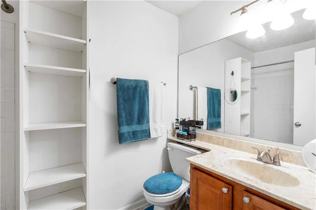 6900 Roswell Road Unit B3, Sandy Springs, Georgia 30328, 2 Bedrooms Bedrooms, ,2 BathroomsBathrooms,Residential,Sold,6900 Roswell Road Unit B3,6894441
