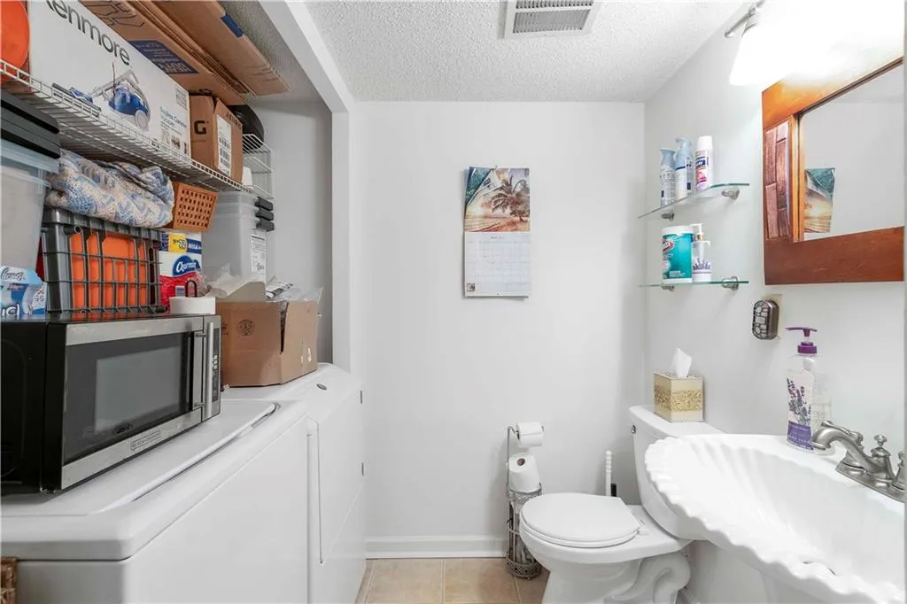 6900 Roswell Road Unit B3, Sandy Springs, Georgia 30328, 2 Bedrooms Bedrooms, ,2 BathroomsBathrooms,Residential,Sold,6900 Roswell Road Unit B3,6894441