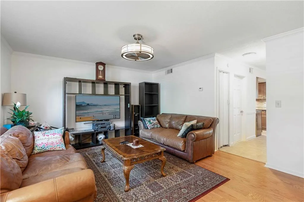 6900 Roswell Road Unit B3, Sandy Springs, Georgia 30328, 2 Bedrooms Bedrooms, ,2 BathroomsBathrooms,Residential,Sold,6900 Roswell Road Unit B3,6894441