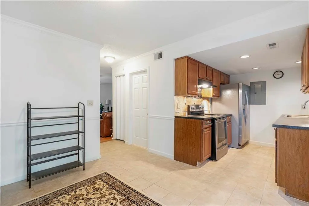 6900 Roswell Road Unit B3, Sandy Springs, Georgia 30328, 2 Bedrooms Bedrooms, ,2 BathroomsBathrooms,Residential,Sold,6900 Roswell Road Unit B3,6894441