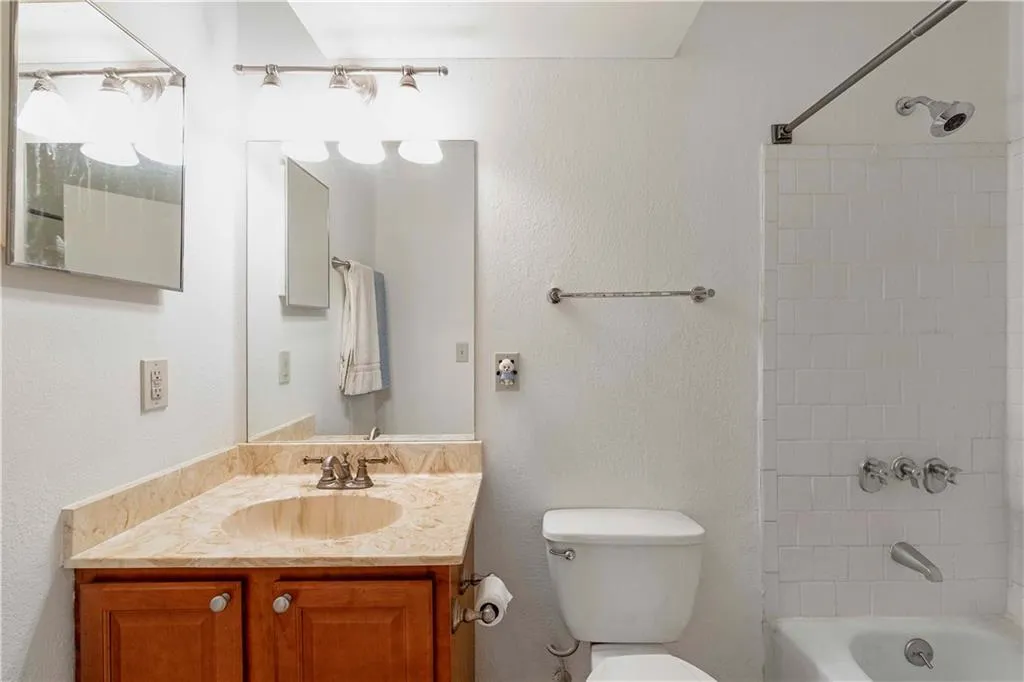 6900 Roswell Road Unit B3, Sandy Springs, Georgia 30328, 2 Bedrooms Bedrooms, ,2 BathroomsBathrooms,Residential,Sold,6900 Roswell Road Unit B3,6894441