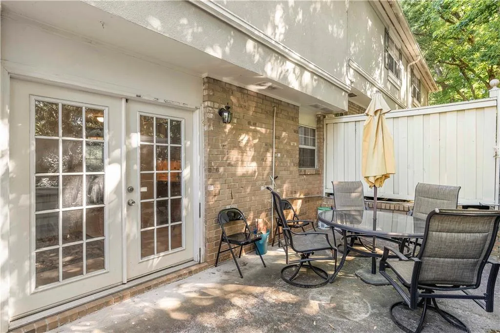 6900 Roswell Road Unit B3, Sandy Springs, Georgia 30328, 2 Bedrooms Bedrooms, ,2 BathroomsBathrooms,Residential,Sold,6900 Roswell Road Unit B3,6894441