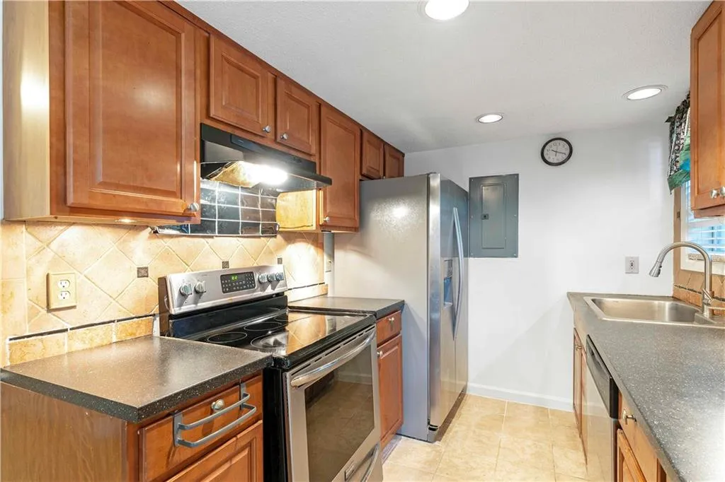 6900 Roswell Road Unit B3, Sandy Springs, Georgia 30328, 2 Bedrooms Bedrooms, ,2 BathroomsBathrooms,Residential,Sold,6900 Roswell Road Unit B3,6894441