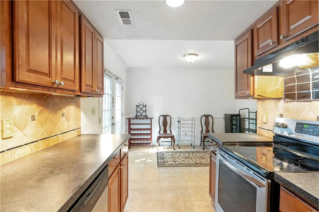 6900 Roswell Road Unit B3, Sandy Springs, Georgia 30328, 2 Bedrooms Bedrooms, ,2 BathroomsBathrooms,Residential,Sold,6900 Roswell Road Unit B3,6894441