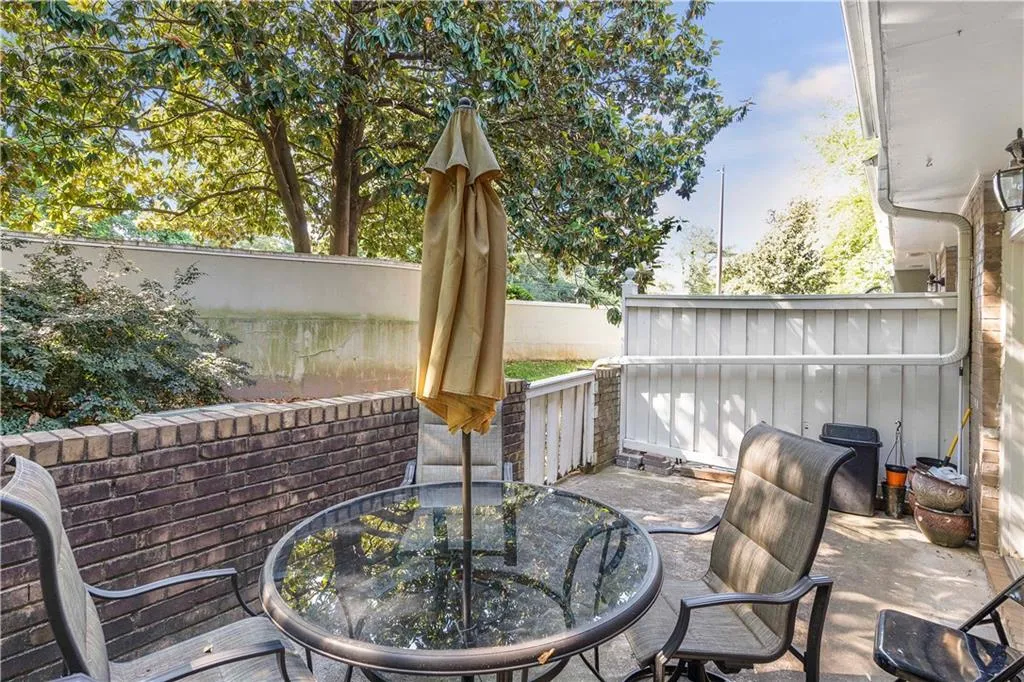 6900 Roswell Road Unit B3, Sandy Springs, Georgia 30328, 2 Bedrooms Bedrooms, ,2 BathroomsBathrooms,Residential,Sold,6900 Roswell Road Unit B3,6894441
