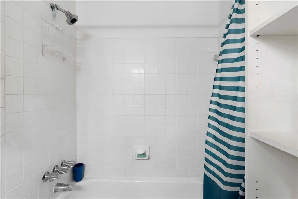 6900 Roswell Road Unit B3, Sandy Springs, Georgia 30328, 2 Bedrooms Bedrooms, ,2 BathroomsBathrooms,Residential,Sold,6900 Roswell Road Unit B3,6894441