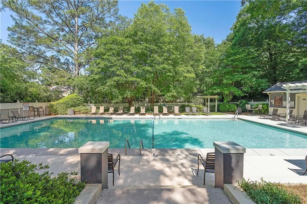 6900 Roswell Road Unit B3, Sandy Springs, Georgia 30328, 2 Bedrooms Bedrooms, ,2 BathroomsBathrooms,Residential,Sold,6900 Roswell Road Unit B3,6894441