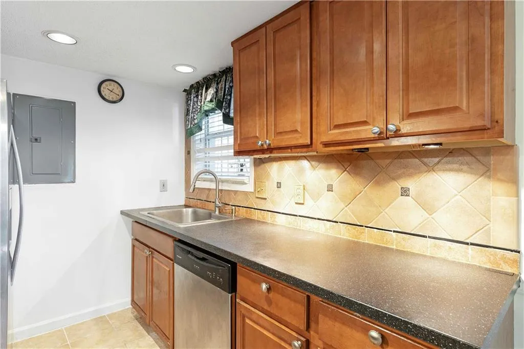 6900 Roswell Road Unit B3, Sandy Springs, Georgia 30328, 2 Bedrooms Bedrooms, ,2 BathroomsBathrooms,Residential,Sold,6900 Roswell Road Unit B3,6894441
