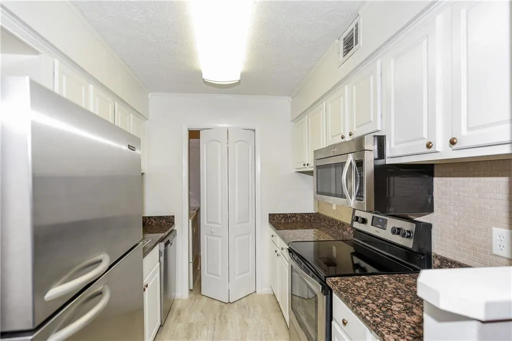 5151 Roswell Road Unit 4, Atlanta, Georgia 30342, 2 Bedrooms Bedrooms, ,2 BathroomsBathrooms,Residential,Sold,5151 Roswell Road Unit 4,6722920